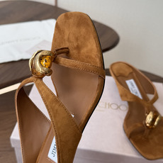 莞产Jimmy Choo26ss夏季新款彩宝夹趾猫跟凉拖 这款夹趾高跟凉拖凭借精致彩宝配饰打造轻奢氛围感,方头搭配纤细夹 莞产Jimmy Choo26ss夏季新款彩宝夹趾猫跟凉拖 这款夹趾高跟凉拖凭借精致彩宝配饰打造轻奢氛围感,方头搭配纤细夹