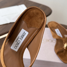 莞产Jimmy Choo26ss夏季新款彩宝夹趾猫跟凉拖 这款夹趾高跟凉拖凭借精致彩宝配饰打造轻奢氛围感,方头搭配纤细夹 莞产Jimmy Choo26ss夏季新款彩宝夹趾猫跟凉拖 这款夹趾高跟凉拖凭借精致彩宝配饰打造轻奢氛围感,方头搭配纤细夹