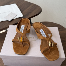 莞产Jimmy Choo26ss夏季新款彩宝夹趾猫跟凉拖 这款夹趾高跟凉拖凭借精致彩宝配饰打造轻奢氛围感,方头搭配纤细夹 莞产Jimmy Choo26ss夏季新款彩宝夹趾猫跟凉拖 这款夹趾高跟凉拖凭借精致彩宝配饰打造轻奢氛围感,方头搭配纤细夹