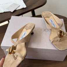 莞产Jimmy Choo26ss夏季新款彩宝夹趾猫跟凉拖 这款夹趾高跟凉拖凭借精致彩宝配饰打造轻奢氛围感,方头搭配纤细夹 莞产Jimmy Choo26ss夏季新款彩宝夹趾猫跟凉拖 这款夹趾高跟凉拖凭借精致彩宝配饰打造轻奢氛围感,方头搭配纤细夹