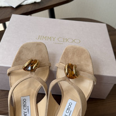莞产Jimmy Choo26ss夏季新款彩宝夹趾猫跟凉拖 这款夹趾高跟凉拖凭借精致彩宝配饰打造轻奢氛围感,方头搭配纤细夹 莞产Jimmy Choo26ss夏季新款彩宝夹趾猫跟凉拖 这款夹趾高跟凉拖凭借精致彩宝配饰打造轻奢氛围感,方头搭配纤细夹