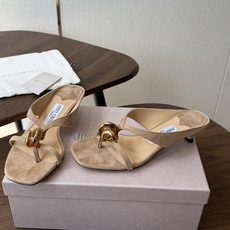 莞产Jimmy Choo26ss夏季新款彩宝夹趾猫跟凉拖 这款夹趾高跟凉拖凭借精致彩宝配饰打造轻奢氛围感,方头搭配纤细夹 莞产Jimmy Choo26ss夏季新款彩宝夹趾猫跟凉拖 这款夹趾高跟凉拖凭借精致彩宝配饰打造轻奢氛围感,方头搭配纤细夹