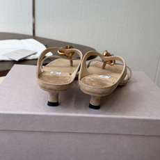 莞产Jimmy Choo26ss夏季新款彩宝夹趾猫跟凉拖 这款夹趾高跟凉拖凭借精致彩宝配饰打造轻奢氛围感,方头搭配纤细夹 莞产Jimmy Choo26ss夏季新款彩宝夹趾猫跟凉拖 这款夹趾高跟凉拖凭借精致彩宝配饰打造轻奢氛围感,方头搭配纤细夹