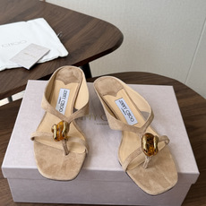 莞产Jimmy Choo26ss夏季新款彩宝夹趾猫跟凉拖 这款夹趾高跟凉拖凭借精致彩宝配饰打造轻奢氛围感,方头搭配纤细夹 莞产Jimmy Choo26ss夏季新款彩宝夹趾猫跟凉拖 这款夹趾高跟凉拖凭借精致彩宝配饰打造轻奢氛围感,方头搭配纤细夹