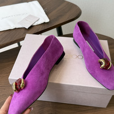 莞产Jimmy Choo26ss夏季新款宝石扣尖头平底单鞋 自带浓郁复古艺术气息,微尖鞋头修饰脚型,哑光绒面质感高级,琉 莞产Jimmy Choo26ss夏季新款宝石扣尖头平底单鞋 自带浓郁复古艺术气息,微尖鞋头修饰脚型,哑光绒面质感高级,琉