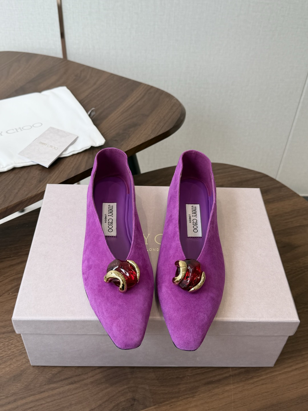 莞产Jimmy Choo26ss夏季新款宝石扣尖头平底单鞋 自带浓郁复古艺术气息,微尖鞋头修饰脚型,哑光绒面质感高级,琉 莞产Jimmy Choo26ss夏季新款宝石扣尖头平底单鞋 自带浓郁复古艺术气息,微尖鞋头修饰脚型,哑光绒面质感高级,琉