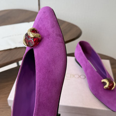 莞产Jimmy Choo26ss夏季新款宝石扣尖头平底单鞋 自带浓郁复古艺术气息,微尖鞋头修饰脚型,哑光绒面质感高级,琉 莞产Jimmy Choo26ss夏季新款宝石扣尖头平底单鞋 自带浓郁复古艺术气息,微尖鞋头修饰脚型,哑光绒面质感高级,琉