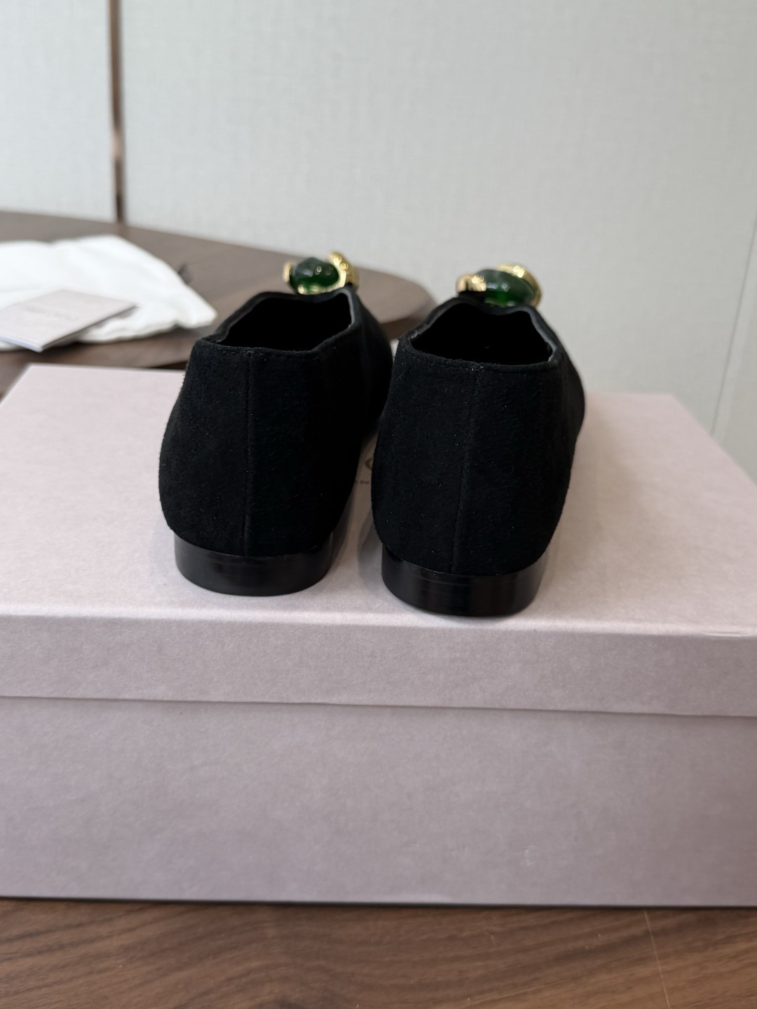 Suede Emerald Ornament V-neck Flat Pumps