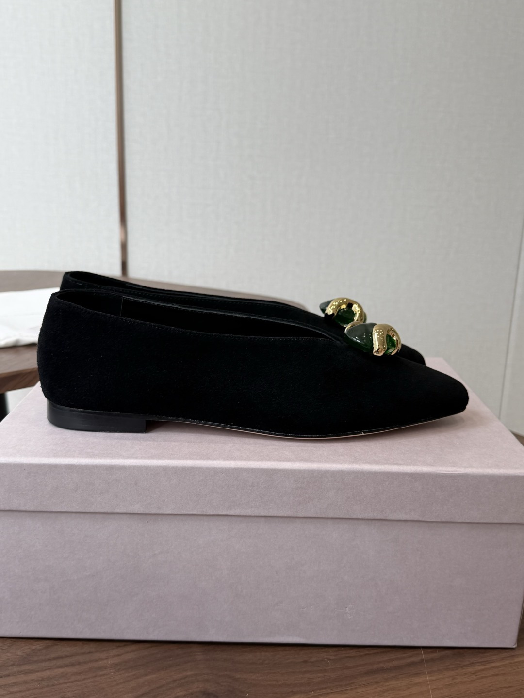 Suede Emerald Ornament V-neck Flat Pumps