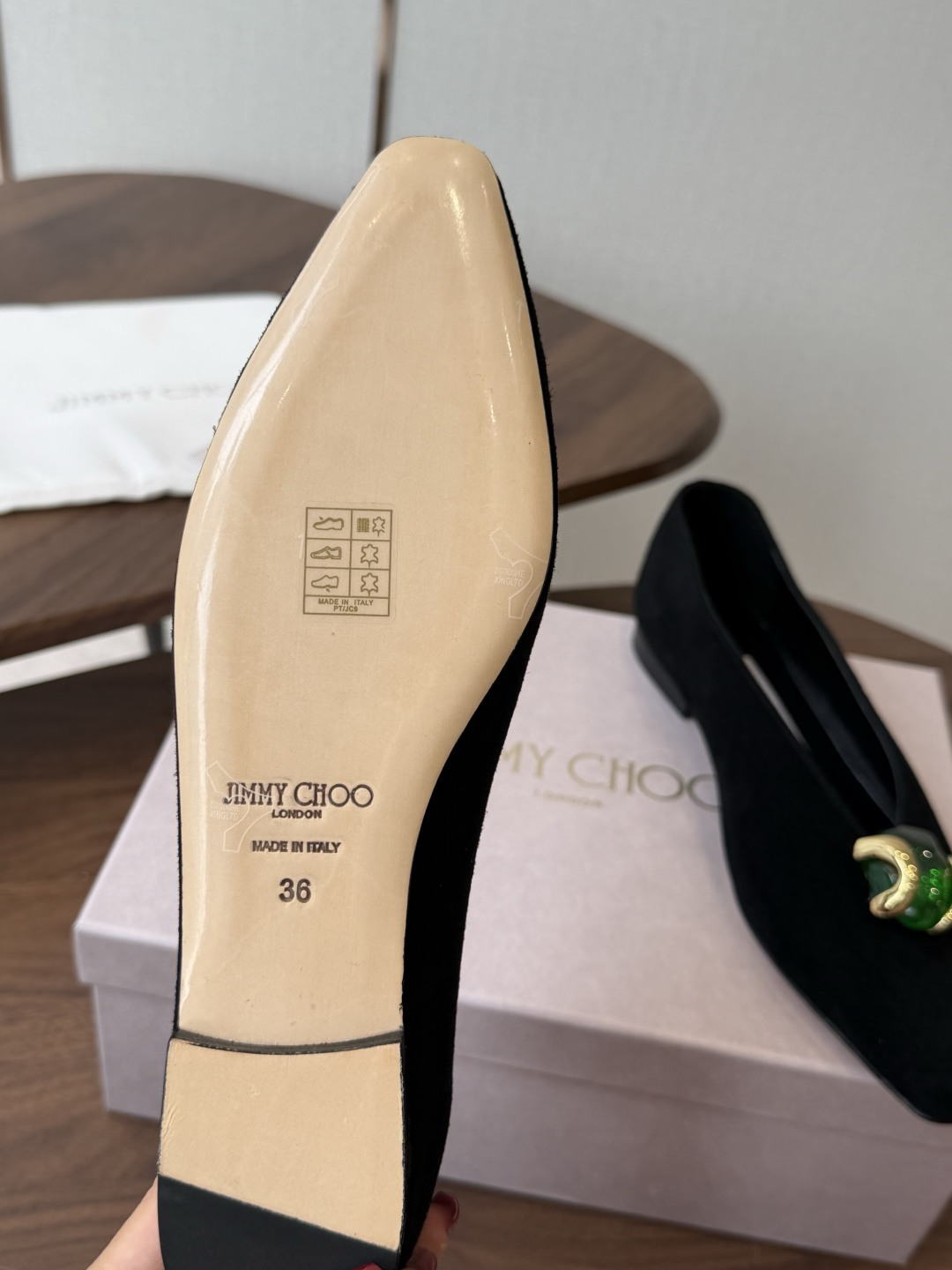 Suede Emerald Ornament V-neck Flat Pumps