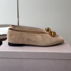 莞产Jimmy Choo26ss夏季新款宝石扣尖头平底单鞋 自带浓郁复古艺术气息,微尖鞋头修饰脚型,哑光绒面质感高级,琉 莞产Jimmy Choo26ss夏季新款宝石扣尖头平底单鞋 自带浓郁复古艺术气息,微尖鞋头修饰脚型,哑光绒面质感高级,琉