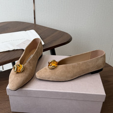 莞产Jimmy Choo26ss夏季新款宝石扣尖头平底单鞋 自带浓郁复古艺术气息,微尖鞋头修饰脚型,哑光绒面质感高级,琉 莞产Jimmy Choo26ss夏季新款宝石扣尖头平底单鞋 自带浓郁复古艺术气息,微尖鞋头修饰脚型,哑光绒面质感高级,琉