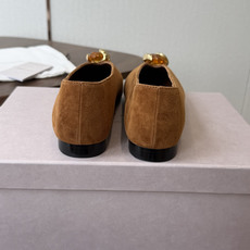 莞产Jimmy Choo26ss夏季新款宝石扣尖头平底单鞋 自带浓郁复古艺术气息,微尖鞋头修饰脚型,哑光绒面质感高级,琉 莞产Jimmy Choo26ss夏季新款宝石扣尖头平底单鞋 自带浓郁复古艺术气息,微尖鞋头修饰脚型,哑光绒面质感高级,琉
