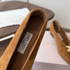 莞产Jimmy Choo26ss夏季新款宝石扣尖头平底单鞋 自带浓郁复古艺术气息,微尖鞋头修饰脚型,哑光绒面质感高级,琉 莞产Jimmy Choo26ss夏季新款宝石扣尖头平底单鞋 自带浓郁复古艺术气息,微尖鞋头修饰脚型,哑光绒面质感高级,琉