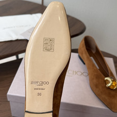 莞产Jimmy Choo26ss夏季新款宝石扣尖头平底单鞋 自带浓郁复古艺术气息,微尖鞋头修饰脚型,哑光绒面质感高级,琉 莞产Jimmy Choo26ss夏季新款宝石扣尖头平底单鞋 自带浓郁复古艺术气息,微尖鞋头修饰脚型,哑光绒面质感高级,琉