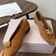 莞产Jimmy Choo26ss夏季新款宝石扣尖头平底单鞋 自带浓郁复古艺术气息,微尖鞋头修饰脚型,哑光绒面质感高级,琉 莞产Jimmy Choo26ss夏季新款宝石扣尖头平底单鞋 自带浓郁复古艺术气息,微尖鞋头修饰脚型,哑光绒面质感高级,琉