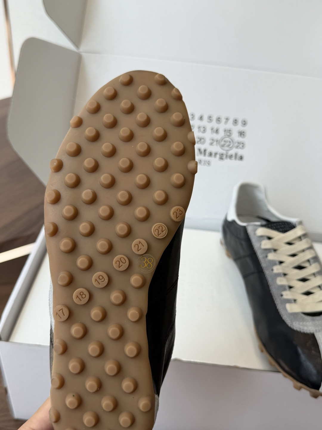 Maison Margiela26ss夏季新款休闲复古拼接德训鞋 自带干净清冷的极简氛围感,低饱和柔和色系,经典修长鞋型 Maison Margiela26ss夏季新款休闲复古拼接德训鞋 自带干净清冷的极简氛围感,低饱和柔和色系,经典修长鞋型
