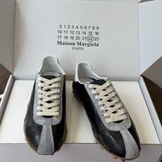Maison Margiela26ss夏季新款休闲复古拼接德训鞋 自带干净清冷的极简氛围感,低饱和柔和色系,经典修长鞋型 Maison Margiela26ss夏季新款休闲复古拼接德训鞋 自带干净清冷的极简氛围感,低饱和柔和色系,经典修长鞋型