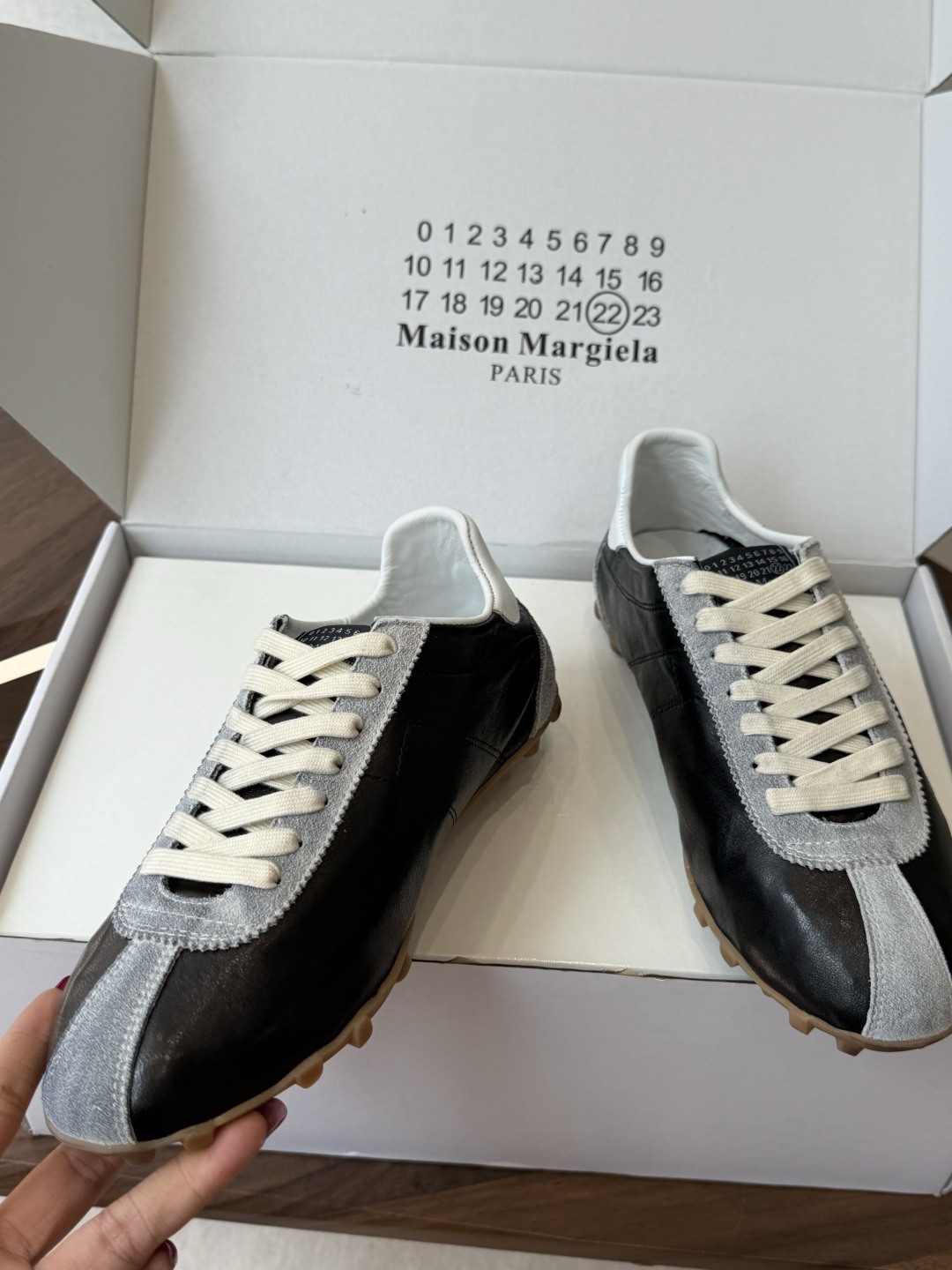 Maison Margiela26ss夏季新款休闲复古拼接德训鞋 自带干净清冷的极简氛围感,低饱和柔和色系,经典修长鞋型 Maison Margiela26ss夏季新款休闲复古拼接德训鞋 自带干净清冷的极简氛围感,低饱和柔和色系,经典修长鞋型