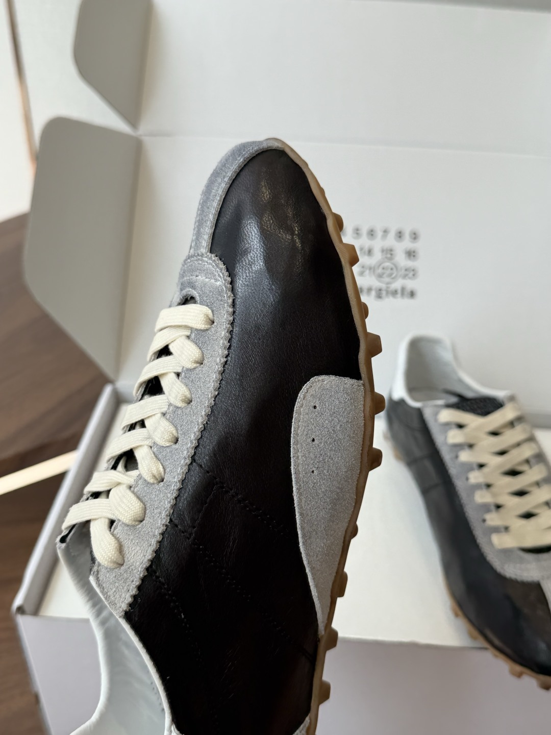 Maison Margiela26ss夏季新款休闲复古拼接德训鞋 自带干净清冷的极简氛围感,低饱和柔和色系,经典修长鞋型 Maison Margiela26ss夏季新款休闲复古拼接德训鞋 自带干净清冷的极简氛围感,低饱和柔和色系,经典修长鞋型