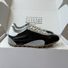 Maison Margiela26ss夏季新款休闲复古拼接德训鞋 自带干净清冷的极简氛围感,低饱和柔和色系,经典修长鞋型 Maison Margiela26ss夏季新款休闲复古拼接德训鞋 自带干净清冷的极简氛围感,低饱和柔和色系,经典修长鞋型