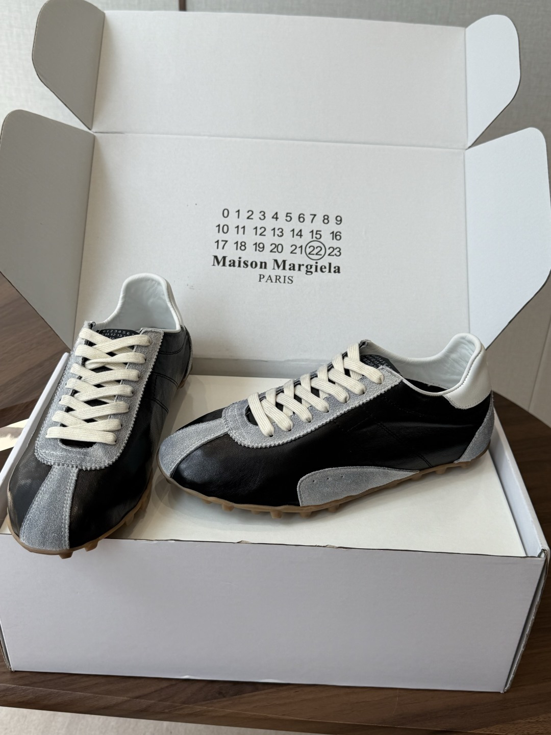 Maison Margiela26ss夏季新款休闲复古拼接德训鞋 自带干净清冷的极简氛围感,低饱和柔和色系,经典修长鞋型 Maison Margiela26ss夏季新款休闲复古拼接德训鞋 自带干净清冷的极简氛围感,低饱和柔和色系,经典修长鞋型