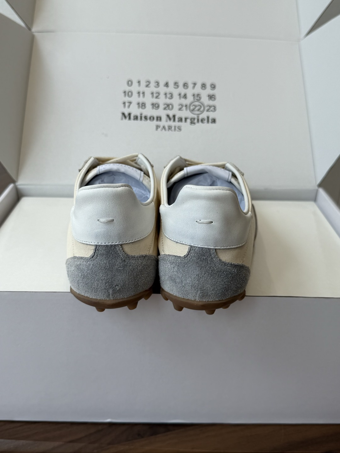 Maison Margiela26ss夏季新款休闲复古拼接德训鞋 自带干净清冷的极简氛围感,低饱和柔和色系,经典修长鞋型 Maison Margiela26ss夏季新款休闲复古拼接德训鞋 自带干净清冷的极简氛围感,低饱和柔和色系,经典修长鞋型