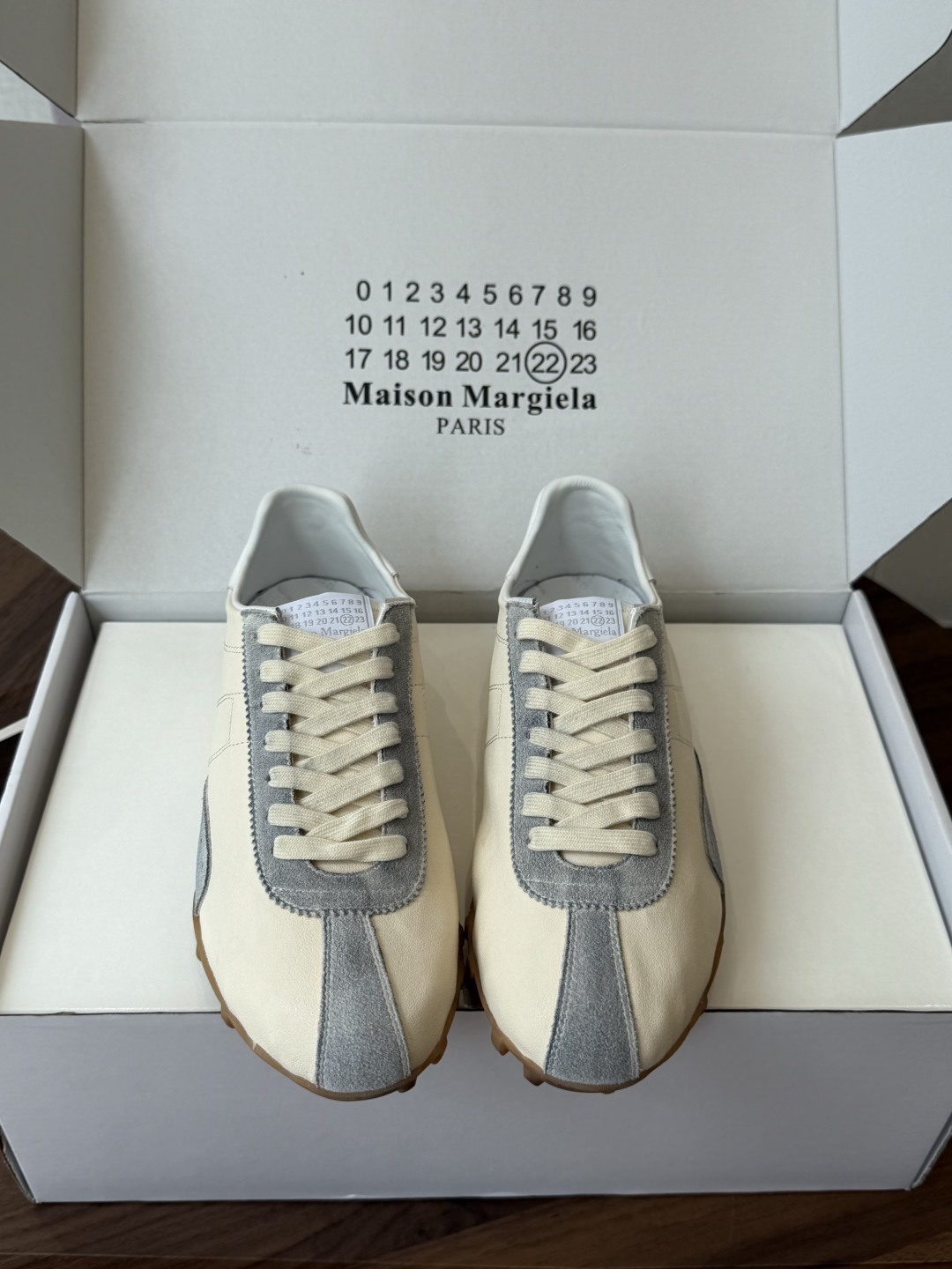 NO:926056,Maison Margiela26ss summer new casual retro splicing moral training shoes have a clean and cool minimalist atmosphere, low saturation and soft colors, classic slender shoes with smooth lines, simplicity and no unnecessary decoration, and a natural sense of luxury. Perfect for daily commuting, city walks, and leisure travel, they are refreshing and neat when paired with straight jeans, and can be worn in all seasons. Upper cowhide/sheepskin, lining cowhide, outsole original molded outsole  size women's size 35-41 (customized sizes 40 and 41 are non-refundable) men's size 39-45 (customized 45 non-refundable), casual shoes/sports shoes, sneakers, jeans, cowhide, sheepskin19860909Maison Margiela26ss夏季新款休闲复古拼接德训鞋 自带干净清冷的极简氛围感,低饱和柔和色系,经典修长鞋型线条流畅,简约无多余装饰,高级感浑然天成. 日常通勤、城市漫步、休闲出行都能完美适配,搭配直筒牛仔裤清爽利落,四季皆可穿着. 鞋面牛京/羊皮 内里牛皮 大底原版开模大底 size女码35-41码（40、41码定制不退换）男码39-45码（45定制不退换）,休闲鞋/运动鞋,sneakers,jeans,cowhide,sheepskin,Women's Shoes