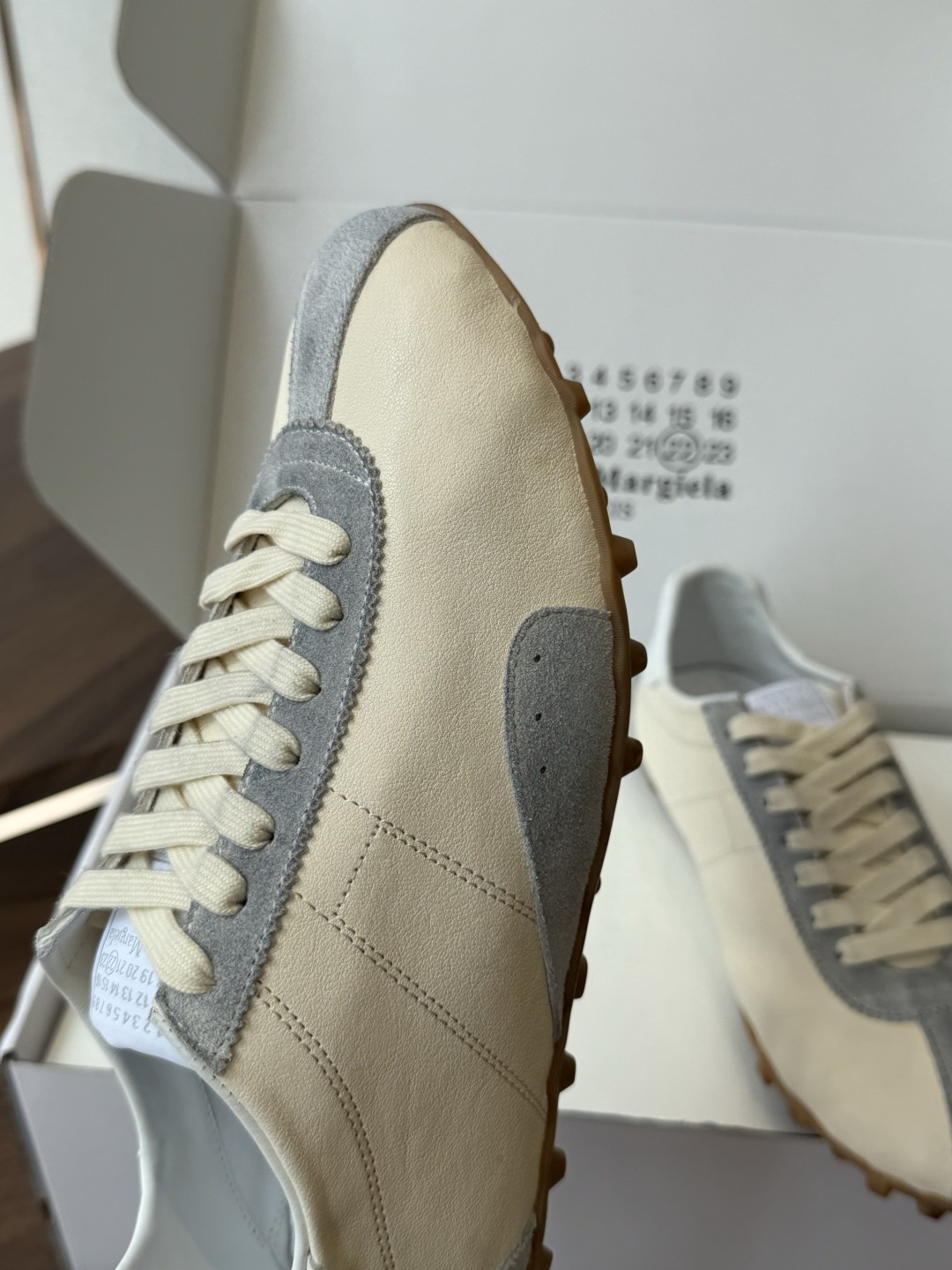 Maison Margiela26ss夏季新款休闲复古拼接德训鞋 自带干净清冷的极简氛围感,低饱和柔和色系,经典修长鞋型 Maison Margiela26ss夏季新款休闲复古拼接德训鞋 自带干净清冷的极简氛围感,低饱和柔和色系,经典修长鞋型