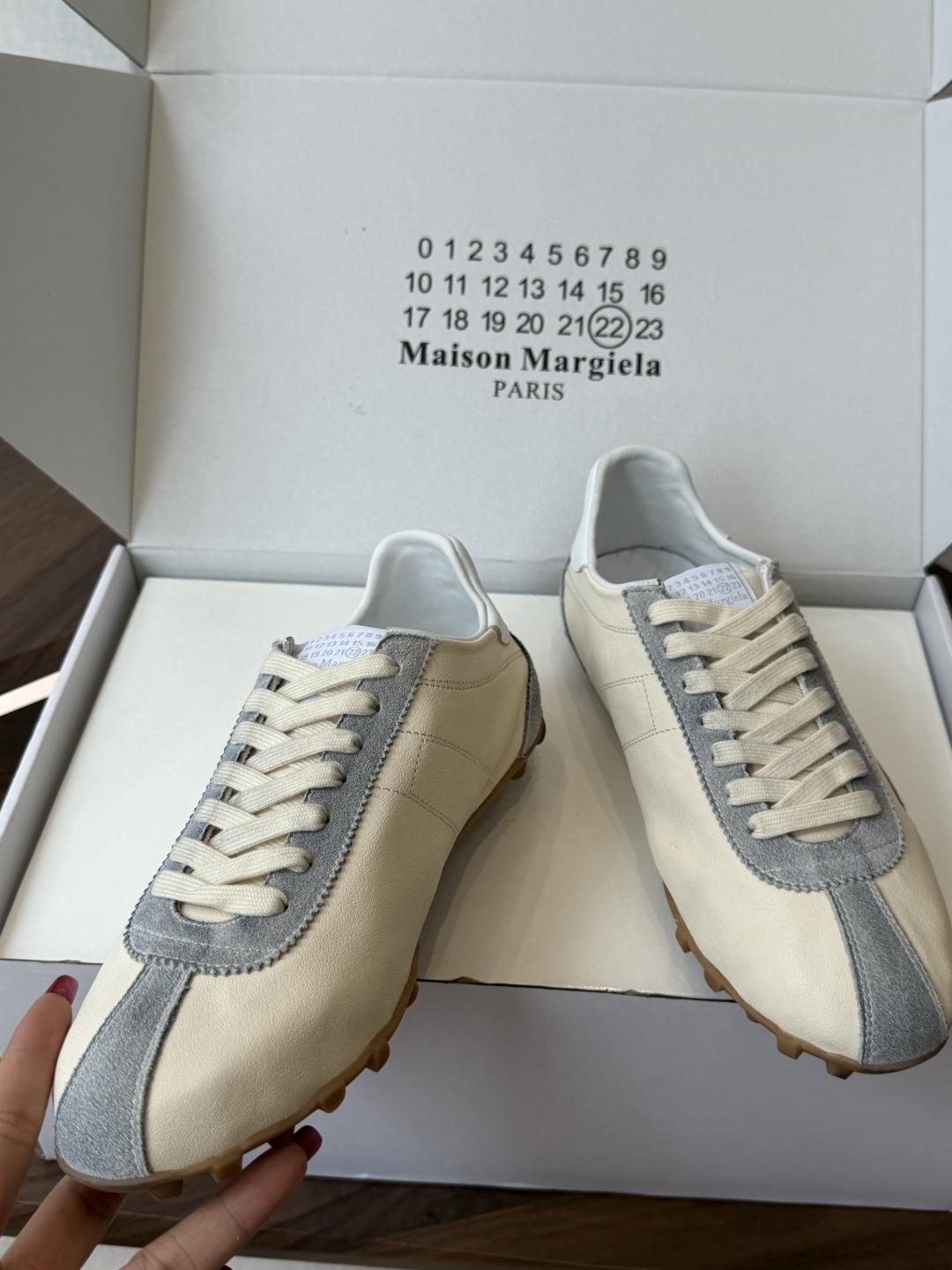 Maison Margiela26ss夏季新款休闲复古拼接德训鞋 自带干净清冷的极简氛围感,低饱和柔和色系,经典修长鞋型 Maison Margiela26ss夏季新款休闲复古拼接德训鞋 自带干净清冷的极简氛围感,低饱和柔和色系,经典修长鞋型