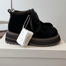 BRUNELLO CUCINELLI 新款马丁靴 不用多说!超级有范的一款靴子女孩子穿起来不要太酷,走在街上保证回头率蹭 BRUNELLO CUCINELLI 新款马丁靴 不用多说!超级有范的一款靴子女孩子穿起来不要太酷,走在街上保证回头率蹭