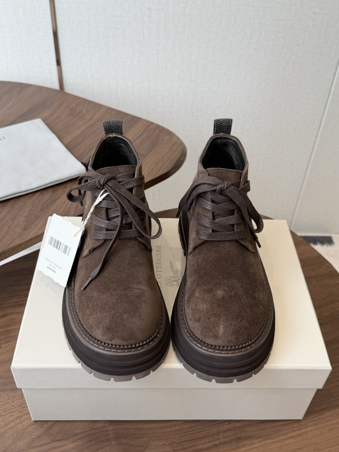 NO:926039,BRUNELLO CUCINELLI’s new Martin boots Needless to say!  These super classy boots don’t need to be too cool for girls to wear. They will keep turning heads when walking on the street! Just wear them with shorts and you’ll be a fashionable blogger!  It's so easy to wear that you don't want to take it off. It's stylish and not easy to clash with. Simple short boots are actually a perfect match for KING. It's a perfect weapon for long legs. It turns on the long-leg effect in one second. It makes your legs slimmer and more elegant. It also needs to show its elegance and luxury in winter. Ins Xiaohongshu fashion blogger has made several overseas trips. All kinds of materials and consumables are very heavy work. Don't miss it if you like it!  The upper is made of multi-thread sewing and reinforcement technology, the shoe shape is slender, the simple and fashionable personality is unique, and the design of the small collar mark on the heel is very touching and easy to lift. Good shoes must be made of good materials. The upper is made of high-end environmentally friendly cow suede as the main material of the shoe. The material is sweat-absorbent and breathable, feels soft and waxy on the feet, and has unrivaled comfort. The fabric is imported and customized, high mercerized cow suede, sheepskin for foot pads, rubber foam combination outsole (super light material)  Size35-42 (35 41 42 custom-made, non-returnable), boots, brunello cucinelli, boots, shorts, sheepskin19860909BRUNELLO CUCINELLI 新款马丁靴 不用多说！超级有范的一款靴子女孩子穿起来不要太酷,走在街上保证回头率蹭蹭UP! 随便搭个短裤就是时髦博主fell啦！好穿到不想脱下来,个性时尚不易撞款,简简单单的短靴其实才是妥妥的搭配KING,妥妥的长腿利器,一秒开启长腿特效,无敌显瘦不勒腿,冬日里也要展现其雍容华贵,ins小红书网红时尚博主多次出境款,种种材料耗材,很重工,喜欢的不要错过哦！ 鞋面多线缝制加固工艺,鞋型修长,简约时尚个性与众不同,后跟的小领标的设计很戳我心,方便提拔. 好鞋子肯定是要用好料,鞋面选用的是高档环保牛反绒作为鞋子的主要材质,材质吸汗透气,脚感软糯,舒适度绝绝子  面料进口定制高丝光牛反绒 垫脚羊皮 大底橡胶发泡组合大底（超轻材质） Size35-42（35 41 42订做不退换）,靴子,brunello cucinelli,boots,shorts,sheepskin,Women's Shoes