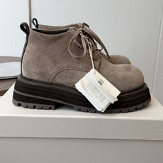 BRUNELLO CUCINELLI 新款马丁靴 不用多说!超级有范的一款靴子女孩子穿起来不要太酷,走在街上保证回头率蹭 BRUNELLO CUCINELLI 新款马丁靴 不用多说!超级有范的一款靴子女孩子穿起来不要太酷,走在街上保证回头率蹭