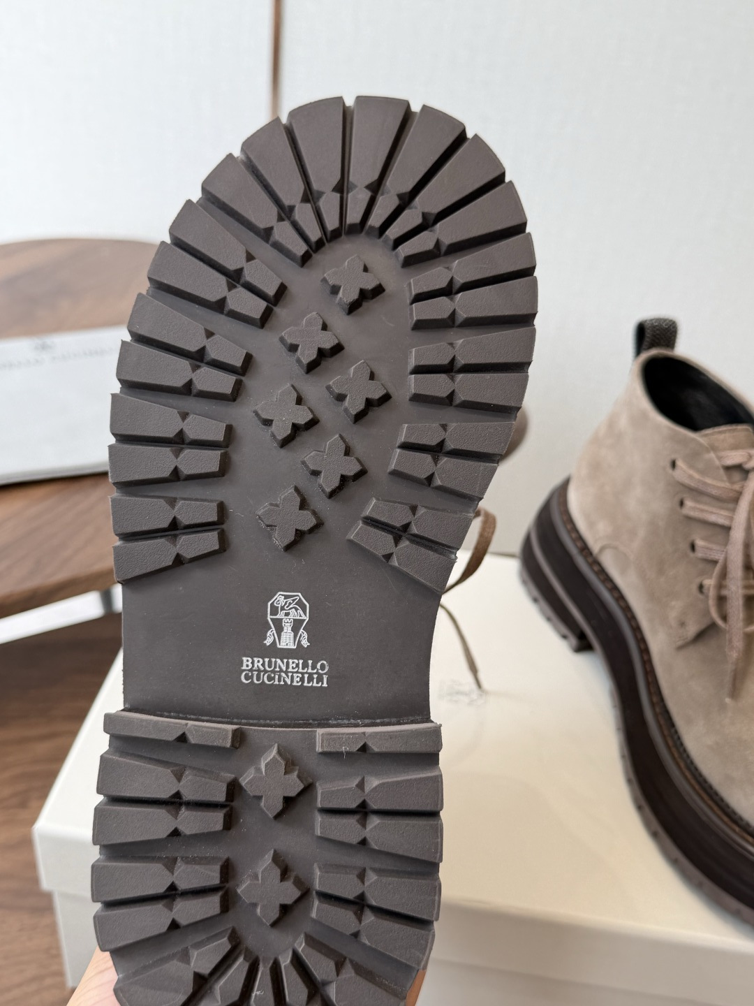 BRUNELLO CUCINELLI 新款马丁靴 不用多说!超级有范的一款靴子女孩子穿起来不要太酷,走在街上保证回头率蹭 BRUNELLO CUCINELLI 新款马丁靴 不用多说!超级有范的一款靴子女孩子穿起来不要太酷,走在街上保证回头率蹭