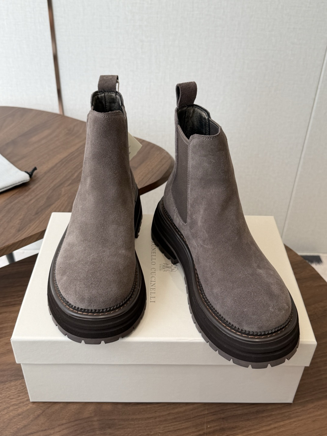 BRUNELLO CUCINELLI 新款马丁靴 不用多说!超级有范的一款靴子女孩子穿起来不要太酷,走在街上保证回头率蹭 BRUNELLO CUCINELLI 新款马丁靴 不用多说!超级有范的一款靴子女孩子穿起来不要太酷,走在街上保证回头率蹭