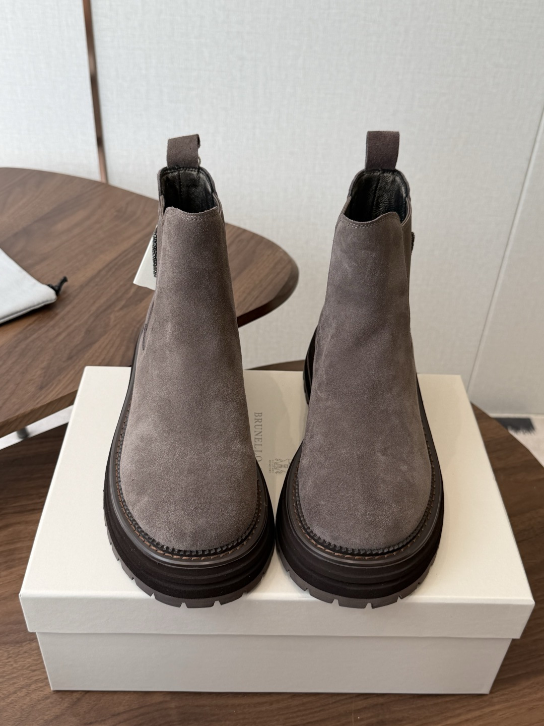 BRUNELLO CUCINELLI 新款马丁靴 不用多说!超级有范的一款靴子女孩子穿起来不要太酷,走在街上保证回头率蹭 BRUNELLO CUCINELLI 新款马丁靴 不用多说!超级有范的一款靴子女孩子穿起来不要太酷,走在街上保证回头率蹭