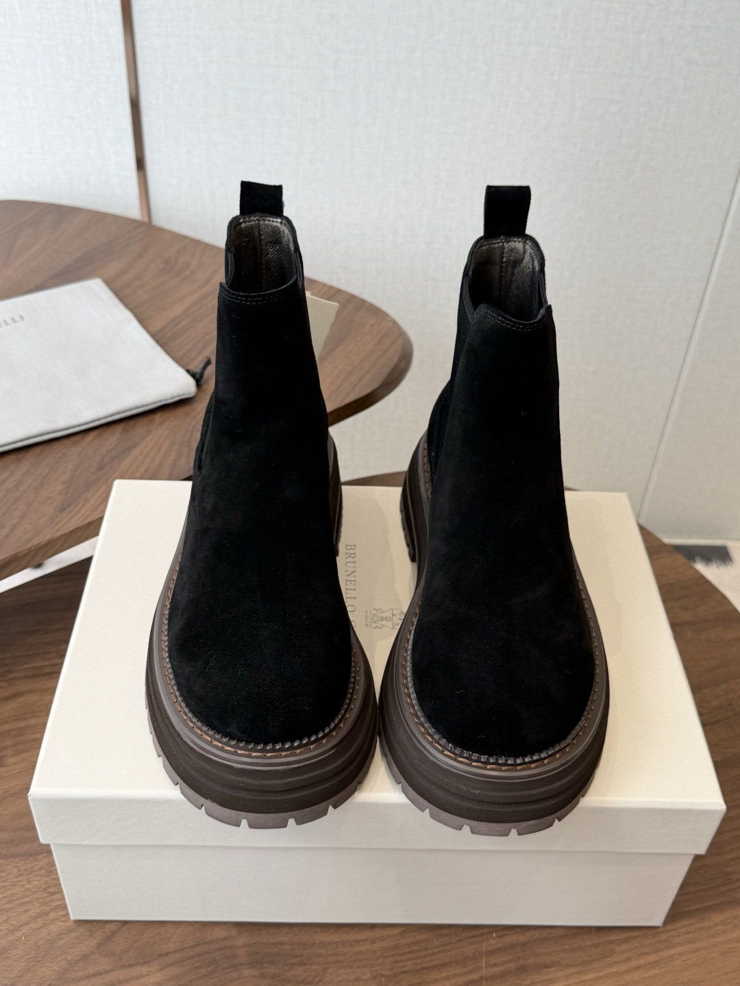BRUNELLO CUCINELLI 新款马丁靴 不用多说!超级有范的一款靴子女孩子穿起来不要太酷,走在街上保证回头率蹭 BRUNELLO CUCINELLI 新款马丁靴 不用多说!超级有范的一款靴子女孩子穿起来不要太酷,走在街上保证回头率蹭