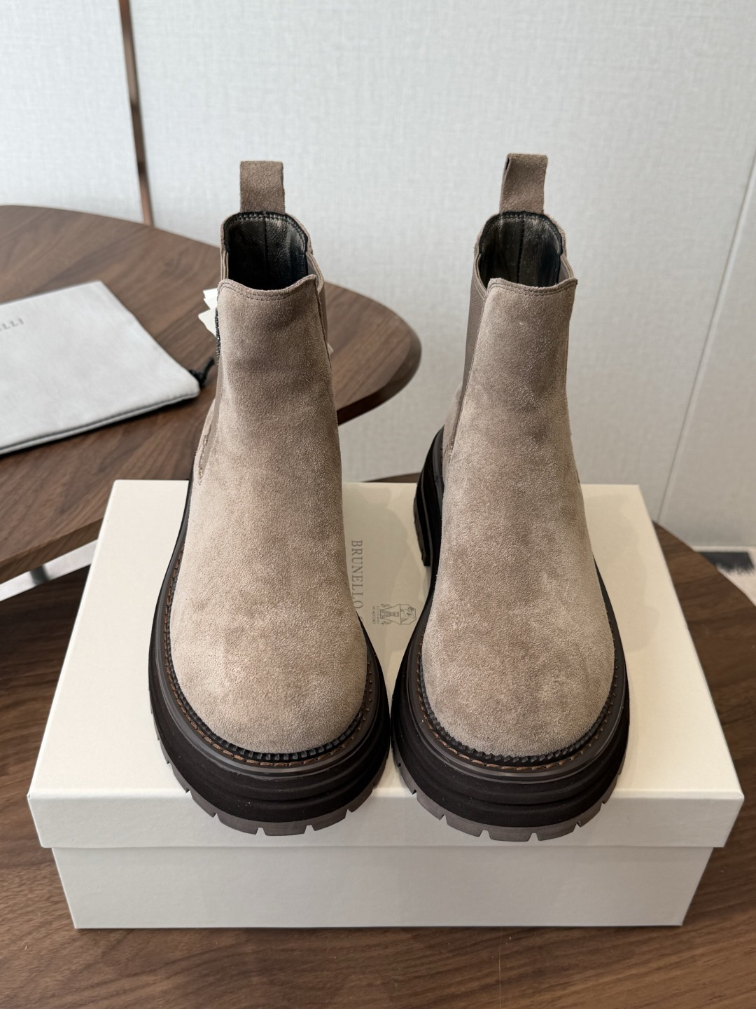 BRUNELLO CUCINELLI 新款马丁靴 不用多说!超级有范的一款靴子女孩子穿起来不要太酷,走在街上保证回头率蹭 BRUNELLO CUCINELLI 新款马丁靴 不用多说!超级有范的一款靴子女孩子穿起来不要太酷,走在街上保证回头率蹭