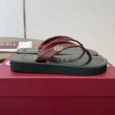 Gucci G家26SS夏季爆款凉拖鞋 人字拖,在这个IN时代必备的拖鞋… G家夹趾人字拖,进口橡塑,摇摇防滑底 202 Gucci G家26SS夏季爆款凉拖鞋 人字拖,在这个IN时代必备的拖鞋… G家夹趾人字拖,进口橡塑,摇摇防滑底 202