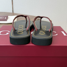 Gucci G家26SS夏季爆款凉拖鞋 人字拖,在这个IN时代必备的拖鞋… G家夹趾人字拖,进口橡塑,摇摇防滑底 202 Gucci G家26SS夏季爆款凉拖鞋 人字拖,在这个IN时代必备的拖鞋… G家夹趾人字拖,进口橡塑,摇摇防滑底 202