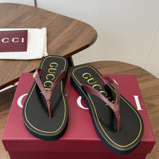 Gucci G家26SS夏季爆款凉拖鞋 人字拖,在这个IN时代必备的拖鞋… G家夹趾人字拖,进口橡塑,摇摇防滑底 202 Gucci G家26SS夏季爆款凉拖鞋 人字拖,在这个IN时代必备的拖鞋… G家夹趾人字拖,进口橡塑,摇摇防滑底 202