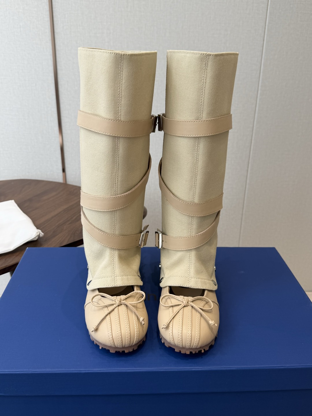 NO:926020,Lost in echo's unique design single shoe and boot pair combination series...comes from a domestic niche designer shoe brand. It continues the brand's classic round toe, tough and handsome large outline, and neat and capable lines. It breaks the existing conventional design ideas, is absolutely fashionable and eye-catching, and is full of comfort!  Upper cowhide and denim. Cowhide and microfiber. Sheep lining. Outsole molded rubber sole. Size 35-41 (customized for 40 and 41), boots, boots, cowhide19860909Lost in echo独特设计单鞋靴子双结合系列…来自于国内小众设计师鞋履品牌 延续了品牌经典圆头 硬朗帅气的大轮廓 线条利落干练 打破现有常规设计思路,绝对时髦又抢眼,舒适度拉满！ 鞋面牛皮十牛仔布. 牛皮十超纤 内里羊里 大底模具橡胶底 码数35-41（40、41定制）,靴子,boots,cowhide,Women's Shoes