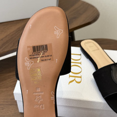Dior26ss夏季新款草编平底一字拖 自带慵懒轻奢度假氛围感的拼色编织一字凉拖,利落大气的露趾鞋型,撞色条纹拼接层次分 Dior26ss夏季新款草编平底一字拖 自带慵懒轻奢度假氛围感的拼色编织一字凉拖,利落大气的露趾鞋型,撞色条纹拼接层次分