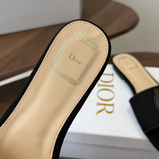 Dior26ss夏季新款草编平底一字拖 自带慵懒轻奢度假氛围感的拼色编织一字凉拖,利落大气的露趾鞋型,撞色条纹拼接层次分 Dior26ss夏季新款草编平底一字拖 自带慵懒轻奢度假氛围感的拼色编织一字凉拖,利落大气的露趾鞋型,撞色条纹拼接层次分