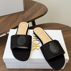 Dior26ss夏季新款草编平底一字拖 自带慵懒轻奢度假氛围感的拼色编织一字凉拖,利落大气的露趾鞋型,撞色条纹拼接层次分 Dior26ss夏季新款草编平底一字拖 自带慵懒轻奢度假氛围感的拼色编织一字凉拖,利落大气的露趾鞋型,撞色条纹拼接层次分