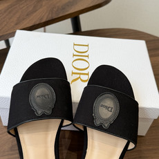 Dior26ss夏季新款草编平底一字拖 自带慵懒轻奢度假氛围感的拼色编织一字凉拖,利落大气的露趾鞋型,撞色条纹拼接层次分 Dior26ss夏季新款草编平底一字拖 自带慵懒轻奢度假氛围感的拼色编织一字凉拖,利落大气的露趾鞋型,撞色条纹拼接层次分