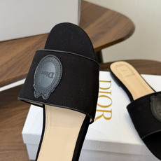 Dior26ss夏季新款草编平底一字拖 自带慵懒轻奢度假氛围感的拼色编织一字凉拖,利落大气的露趾鞋型,撞色条纹拼接层次分 Dior26ss夏季新款草编平底一字拖 自带慵懒轻奢度假氛围感的拼色编织一字凉拖,利落大气的露趾鞋型,撞色条纹拼接层次分