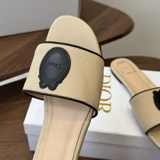 Dior26ss夏季新款草编平底一字拖 自带慵懒轻奢度假氛围感的拼色编织一字凉拖,利落大气的露趾鞋型,撞色条纹拼接层次分 Dior26ss夏季新款草编平底一字拖 自带慵懒轻奢度假氛围感的拼色编织一字凉拖,利落大气的露趾鞋型,撞色条纹拼接层次分
