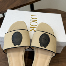 Dior26ss夏季新款草编平底一字拖 自带慵懒轻奢度假氛围感的拼色编织一字凉拖,利落大气的露趾鞋型,撞色条纹拼接层次分 Dior26ss夏季新款草编平底一字拖 自带慵懒轻奢度假氛围感的拼色编织一字凉拖,利落大气的露趾鞋型,撞色条纹拼接层次分