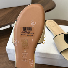 Dior26ss夏季新款草编平底一字拖 自带慵懒轻奢度假氛围感的拼色编织一字凉拖,利落大气的露趾鞋型,撞色条纹拼接层次分 Dior26ss夏季新款草编平底一字拖 自带慵懒轻奢度假氛围感的拼色编织一字凉拖,利落大气的露趾鞋型,撞色条纹拼接层次分